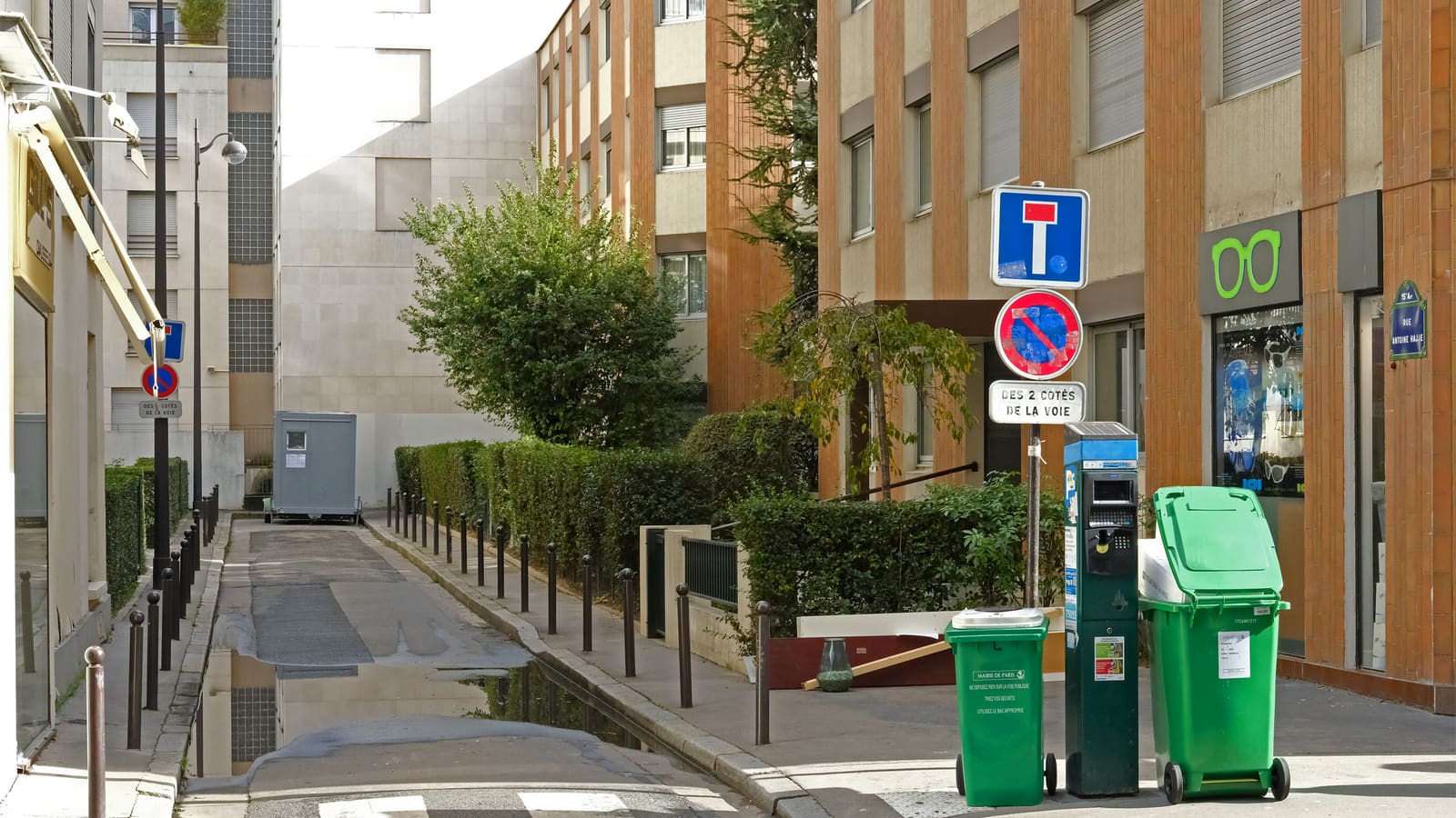 Horodateur et panneau de stationnement dans une rue du 15e arrondissement de Paris